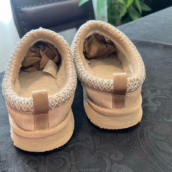 Ugg tazz slippers light tan color size 5 big kids - Picture 11 of 12